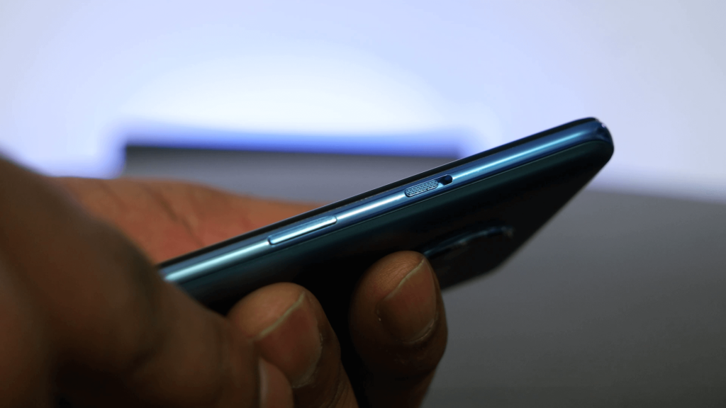 Imagen detallada del control deslizante de alerta y el botón de encendido del OnePlus 7T