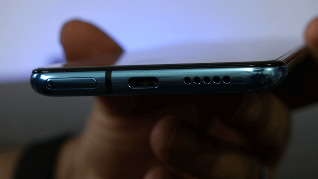 Imagen detallada de los altavoces, el puerto de carga y la ranura SIM del OnePlus 7T