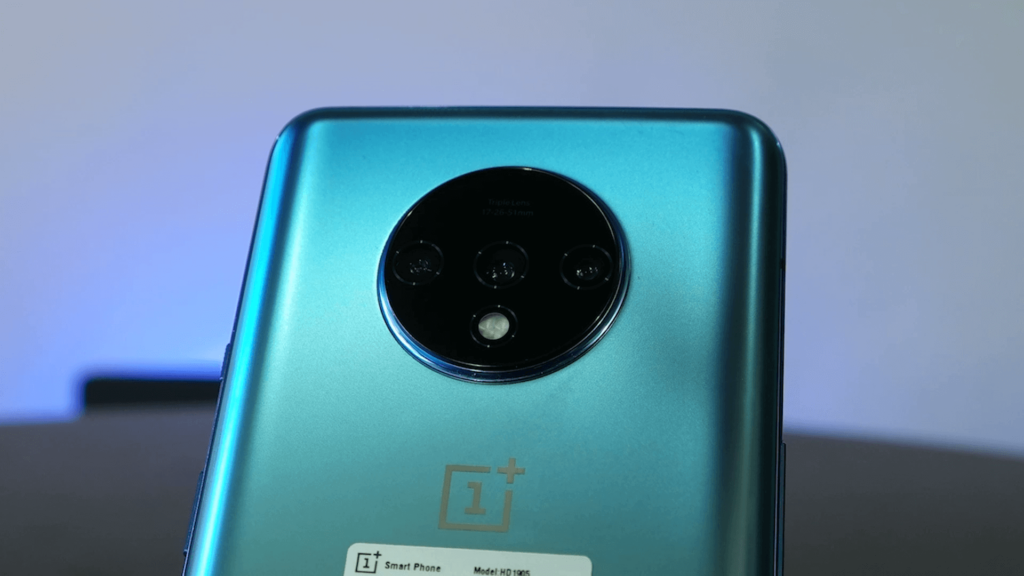 Imagen detallada de la parte trasera del OnePlus 7T que muestra las cámaras