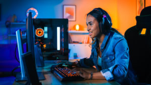 Una mujer afroamericana juega juegos en una computadora